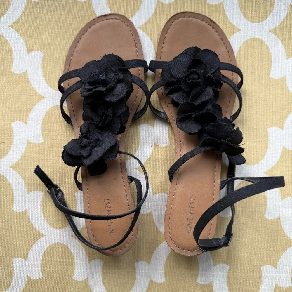Nine West Plumerial Sandal Floral Fabric Sandals 11M Black Floral embellishment